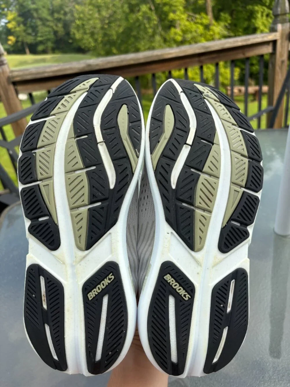 Men's Brooks Ghost Max 3 Running Shoes Size 9.5 - Bright White/Tea/Black